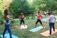 В Детском парке Саратова продолжаются занятия фитнес – йогой