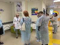 Участники пресс-тура стали свидетелями проводимой в ЛОР-отделении детской больницы операции