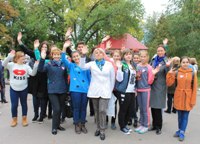В Детском парке саратовцы занимались скандинавской ходьбой и делали зарядку на свежем воздухе