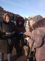 На городской площади Энгельса медики рассказали жителям, как сохранить здоровье в новогодние праздники