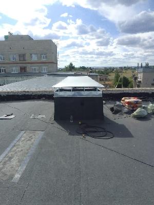 В Ровенской районной больницы продолжается ремонт крыши поликлиники