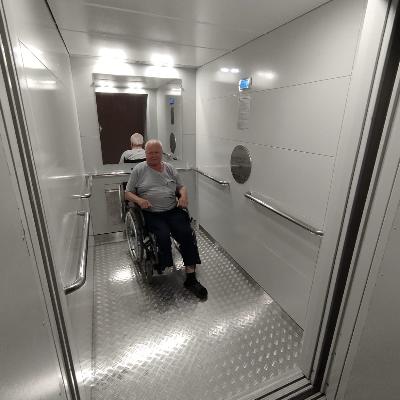 В Хвалынской районной больнице новый лифт уже перевозит пациентов, врачей и посетителей