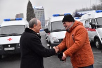 Валерий Радаев вручил 38 машин скорой помощи, которые пришли в регион при поддержке Председателя Госдумы РФ Вячеслава Володина