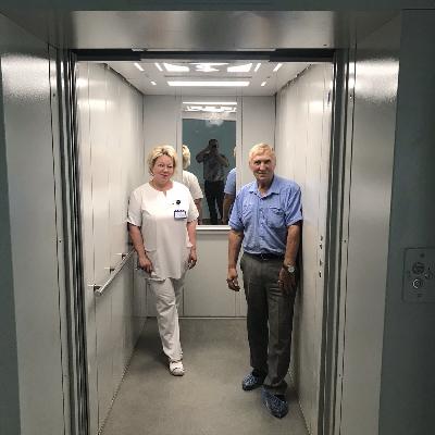 В Энгельсской больнице скорой медицинской помощи новый лифт уже перевозит персонал и грузы 